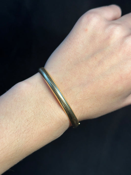 Vintage 14k Yellow Gold Lined Bangle