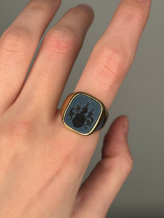 Antique 18k Yellow Gold Sardonyx Intaglio Crest Signet Ring