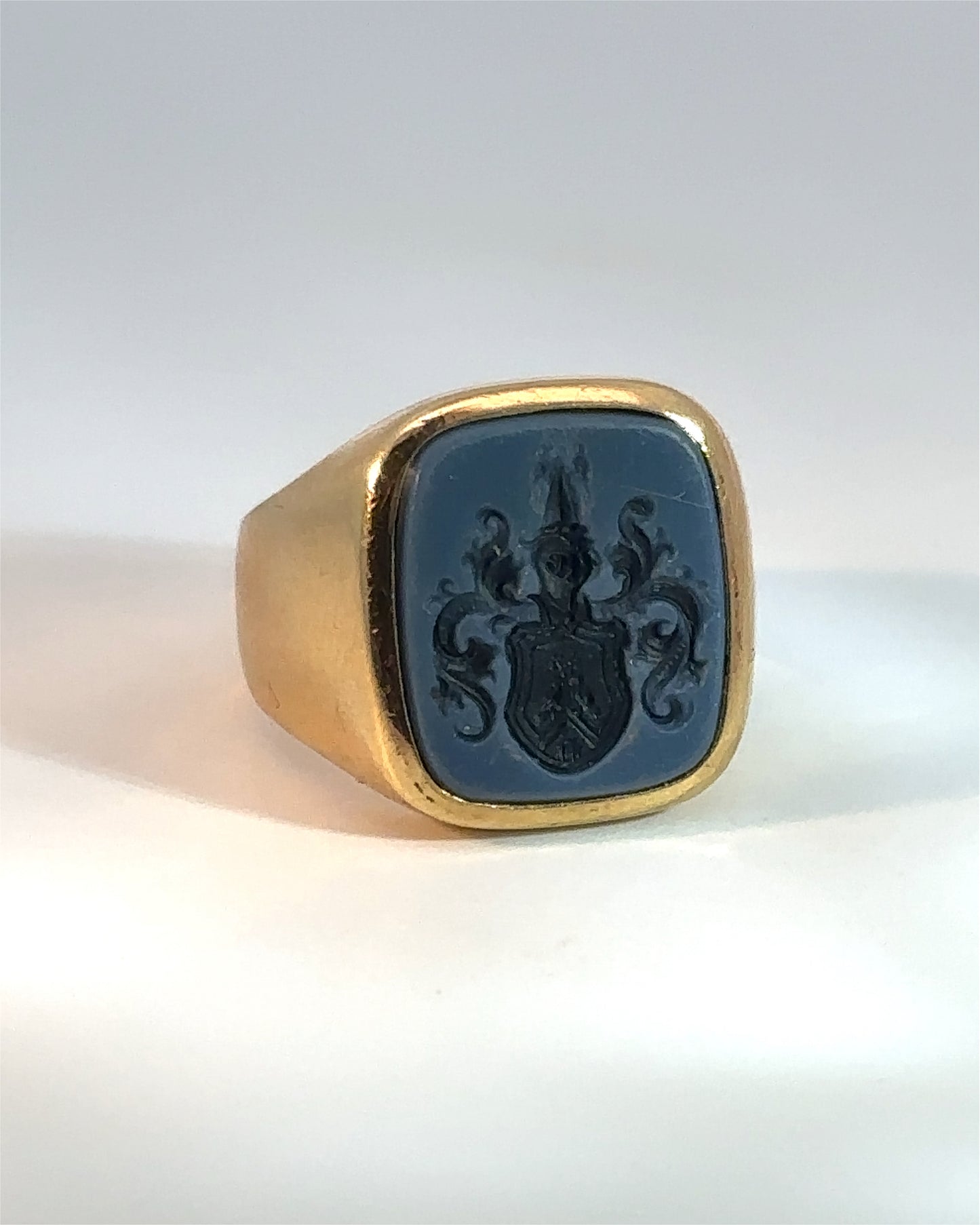 Antique 18k Yellow Gold Sardonyx Intaglio Crest Signet Ring