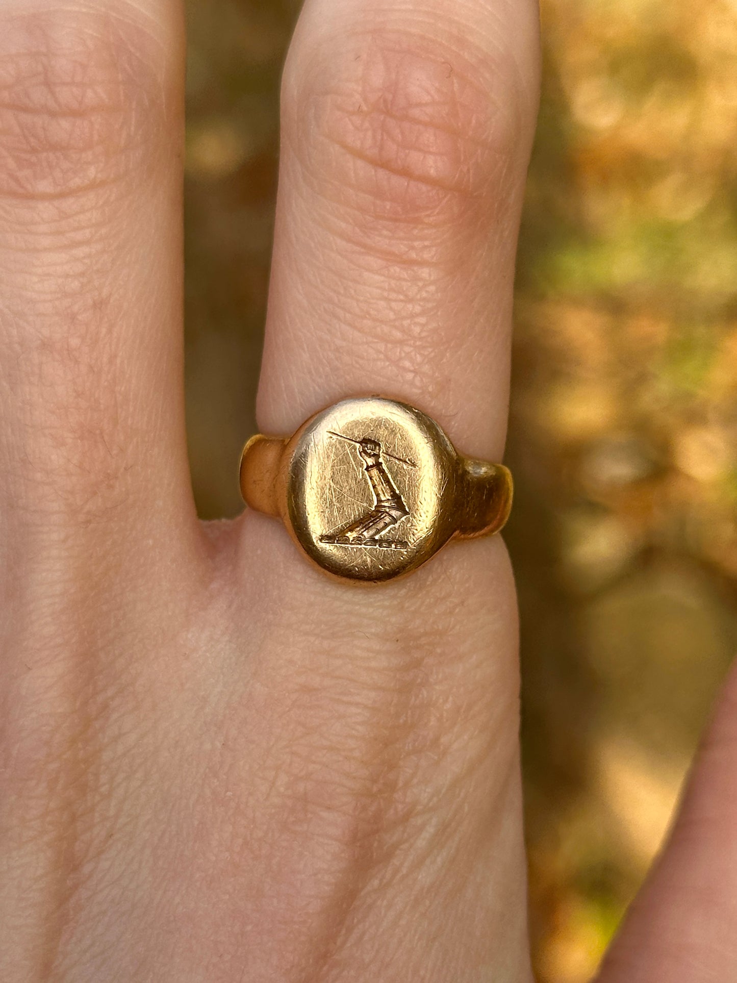 Antique 15ct Heraldic Gauntlet and Arrow Signet Ring